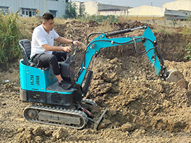温室建设中的 “精细工兵”：小型挖掘机基础与地面施工指南
